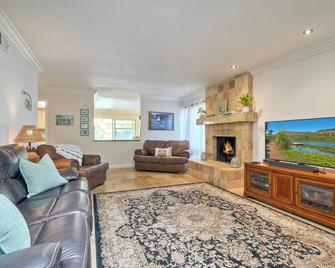 Tranquil 3-bedroom Lakefront Retreat with Private Dock in Lake San Marcos - San Marcos - Living room