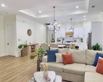 Spacious Luxury Home | 10 Mins to New Orleans - Kenner - Living room