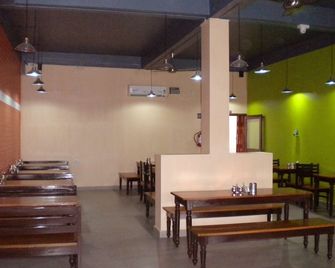 Rains Inn Eco Hotel - Dimāpur - Restaurant