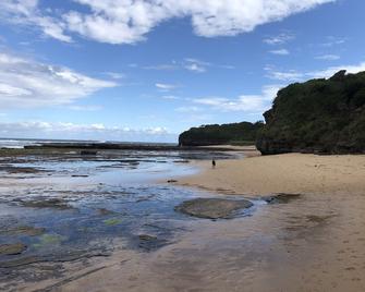 Quiet and Tranquil Setting & Comp Bottle of Wood Park Wine - Austinmer - Beach