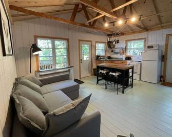 Leland's Lakehouse - Wolfville - Living room