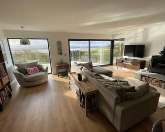 Nan's Place Donegal - New Renovation with stunning Views - Lettermacaward - Sala de estar