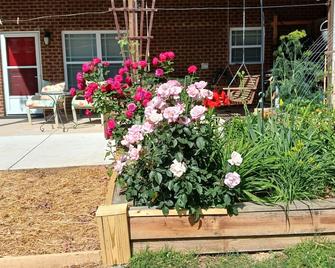 Private Lakeside Apartment - Guntersville - Patio