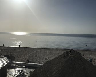 Oceanfront condo, beach, pool. 4 eateries on premises. Rent kayaks and jet skis. - פורט לודרדייל - חוף