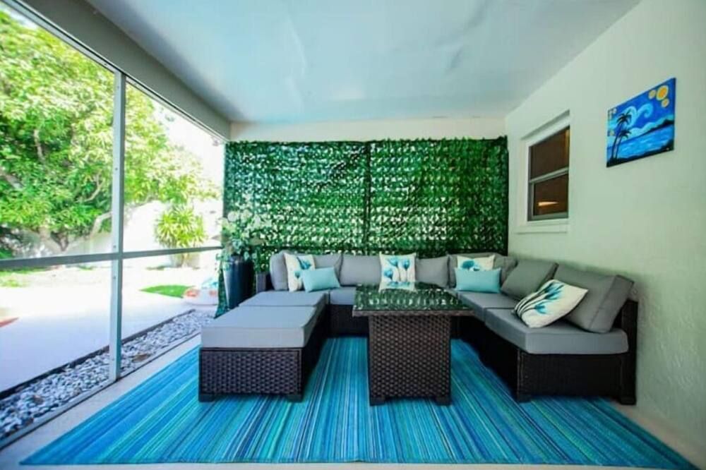 Tropical 3 Bedroom Oasis with Private Pool. - ווסט פאלם ביץ' - סלון