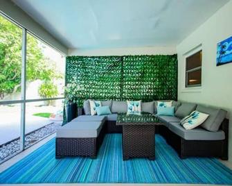 Tropical 3 Bedroom Oasis with Private Pool. - ווסט פאלם ביץ' - סלון