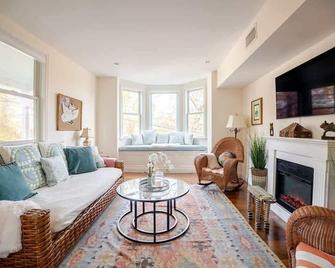 Best hotel alternative for big group near train to NYC - Greenwich - Living room