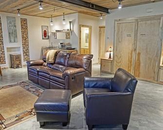 Pet Friendly Studio Condo, High Quality Finishes - Grand Lake - Obývací pokoj