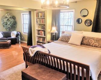 Luxurious & Spacious Apartment In Wooded Home - Alpharetta - Bedroom