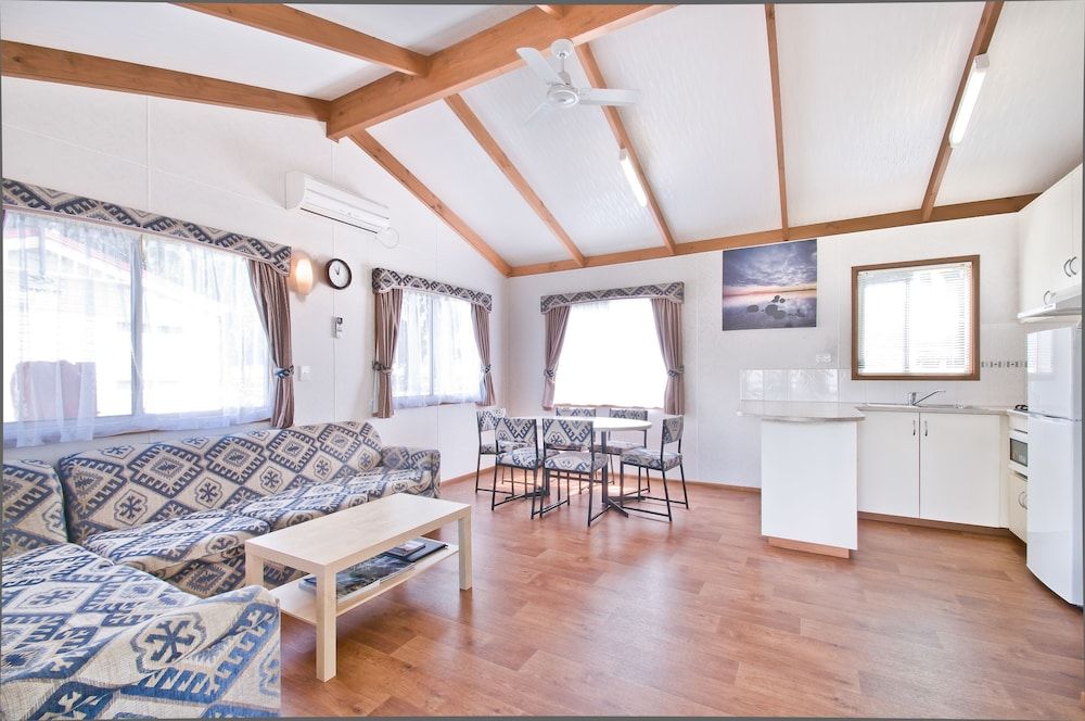 Warragul Gardens Holiday Park - Warragul - Living room
