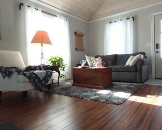 Cozy Basecamp: Big Comfort in a Small Home, Perfect for Exploring SW Minnesota - Pipestone - Sala de estar