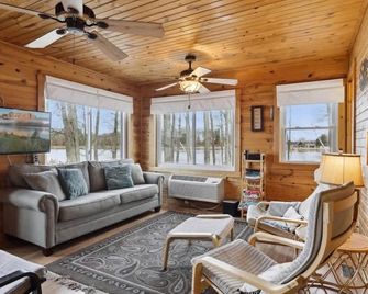 Sand Lake Peninsula Getaway - Sandy Beach - Webster - Living room