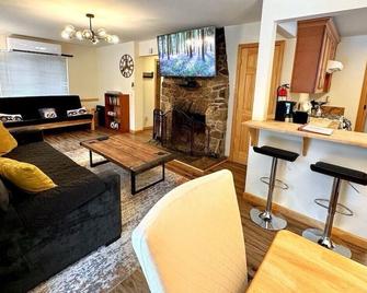 Lake Tahoe W.Shore Cabin, Tahoe Pines/Homewood, Sleeps 4-6, Hottub, Wifi, Cable - Homewood - Sala de estar