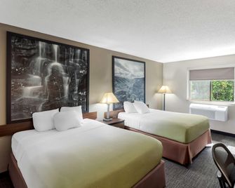 Super 8 by Wyndham Elkins - Elkins - Schlafzimmer