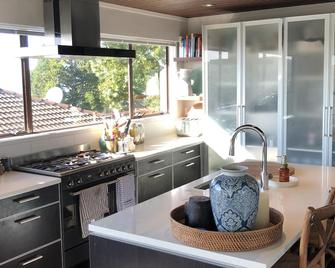 Villa Del Mar Seaside Escape - Orewa - Kitchen