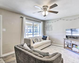 1 Mi To Atandt Stadium Downtown Arlington Home - Arlington - Living room