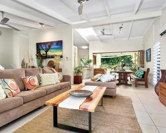 Vista Hillview Family Villa - Cairns - Living room