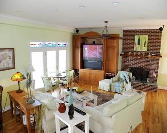 Blue Heron Inn - A Bed And Breakfast Llc - Solomons - Living room