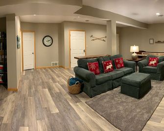 Peek N' Peak Resort, Ski-In/Ski-Out, On Golf Course, Clymer, Ny Ski Birdie Lodge - Clymer - Living room