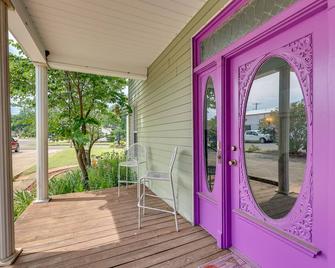 Paris Vacation Rental ~ 15 Mi to Mount Magazine! - Paris - Patio