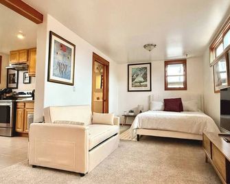 Historic Downtown Carriage House - Arcata - Schlafzimmer