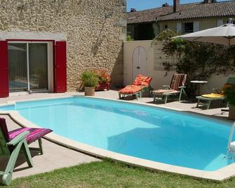 Entre Vigne et Forêt, Gîte Pour 4 Personnes. Piscine. Animaux Acceptés - Landiras - Piscina