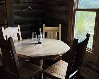 Authentic 1800’s cabin getaway with modern day amenities - Granbury - Dining room