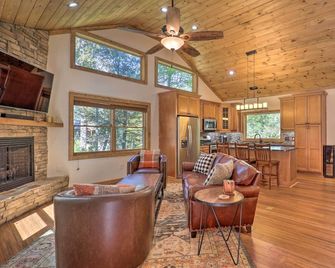 Treetop Cabin w/ Hot Tub, Near Appalachian Ski - Blowing Rock - Living room
