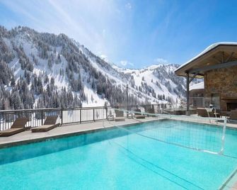 Elegant Mountain Retreat with Stunning Views | Heated Pool and Prime Ski Access - Alta - Zwembad