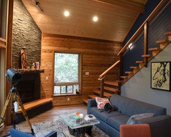 Romantic island retreat surrounded by majestic trees - Shelton - Obývací pokoj