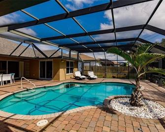 Tiki Paradise House & Pool - 10 Min To Beach! - Estero - Pool