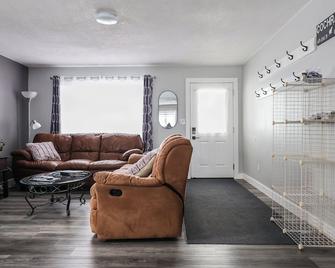 Le Lodge - 4 Br 2ba Spacious Home - Cochrane - Wohnzimmer