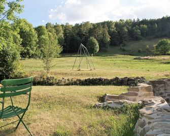 Stay in the mountains in a restored farmhouse - Seyne - Innenhof