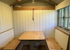 Cozy Cabin Retreat in Bedford - Bedford - Dining room