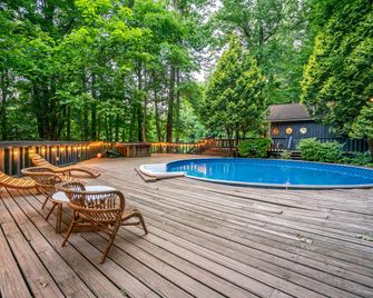 Secluded Cabin Getaway with an Outdoor Pool in Kerhonkson, New York - Kerhonkson - Piscina