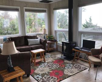 Cottage Fronting on the Delaware Bay ~ Private ~ Quiet ~ Surrounded by Nature - Cape May Court House - Living room