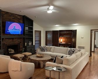 Family Retreat on Eden Isle Sleeps 12+ with 2 golf carts 4500 sq. ft. - Heber Springs - Salónek
