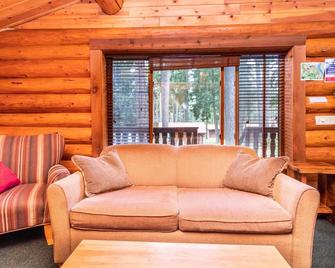 Riverbend Cottage & Rv Resort - Parksville - Living room