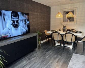 Spacious Modern 3 Bedroom House - Smethwick - Dining room