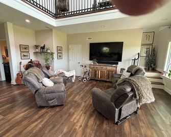Fishing is a treat on this 113 acre retreat. Unwind and get back to nature. - Ashville - Living room