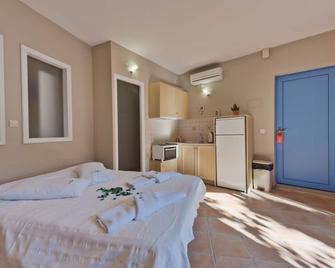 Rouda Bay Beach Hotel - Mokros Gialos - Schlafzimmer