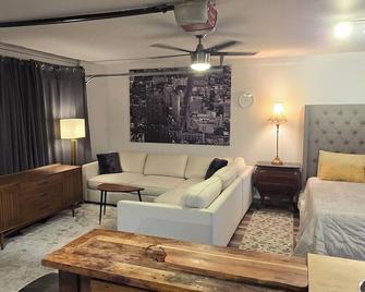 Long Term 2 Months or more studio with AC and WiFi in marvelous Temple City - Temple City - Living room