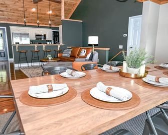 Mountain View Estate • Pool • Hot Tub • Outdoor Kitchen • Game Room & Theatre - Hayesville - Comedor