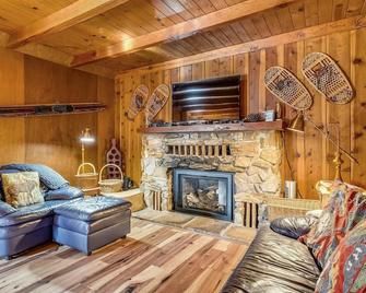 Tahoe Vista, Dogs Ok, Walk to Lake and Hiking -Into the Woods - Tahoe Vista - Living room