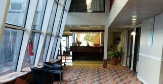 Baymont by Wyndham Montreal Airport - Montreal - Lobby