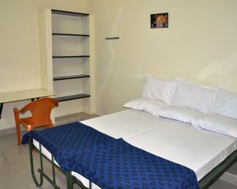 Bssk Comforts Inn - Tiruchirappalli - Bedroom