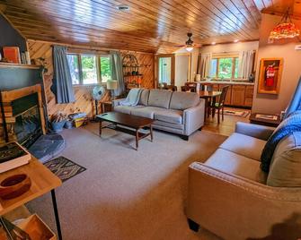 Your Sunny Bungalow Awaits! - Big Indian - Sala de estar