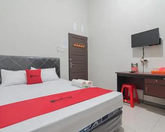RedDoorz Syariah near Jalan Jakarta Samarinda - Samarinda - Bedroom