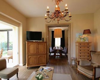 Unique Holiday Home In Virton With Jacuzzi - Latour - Sala de estar