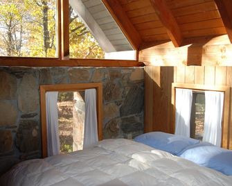 Historic Stone 'Chalet Switz' a mile from center of Little Switzerland - Little Switzerland - Bedroom